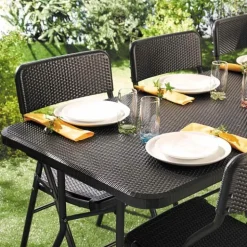 Chaise "rotin" supplémentaire.