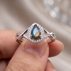 La bague goutte de labradorite