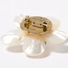 La broche fleur de nacre