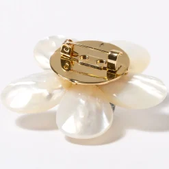 La broche fleur de nacre