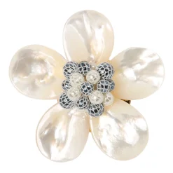 La broche fleur de nacre