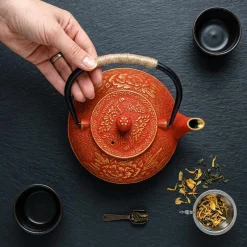 La théière en fonte traditionnelle