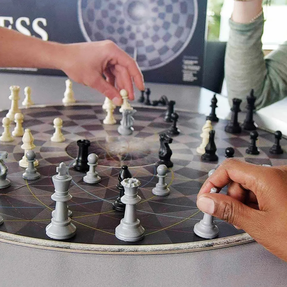 Le jeu d’échecs en trio