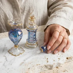 Les deux flacons de parfum bleus