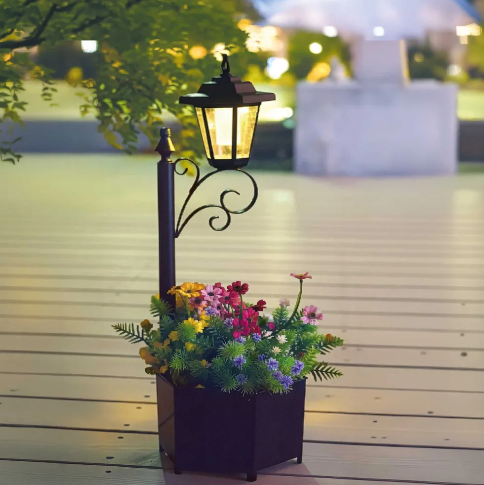 Réverbère-jardinière solaire